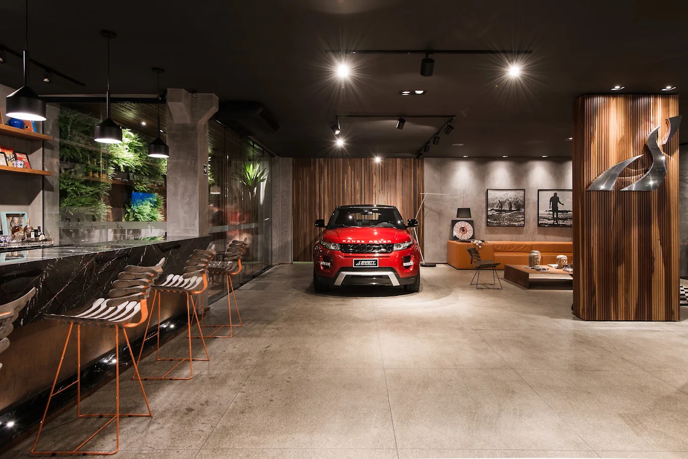 Showroom com Mercedes-Benz CLA e coleção de motos